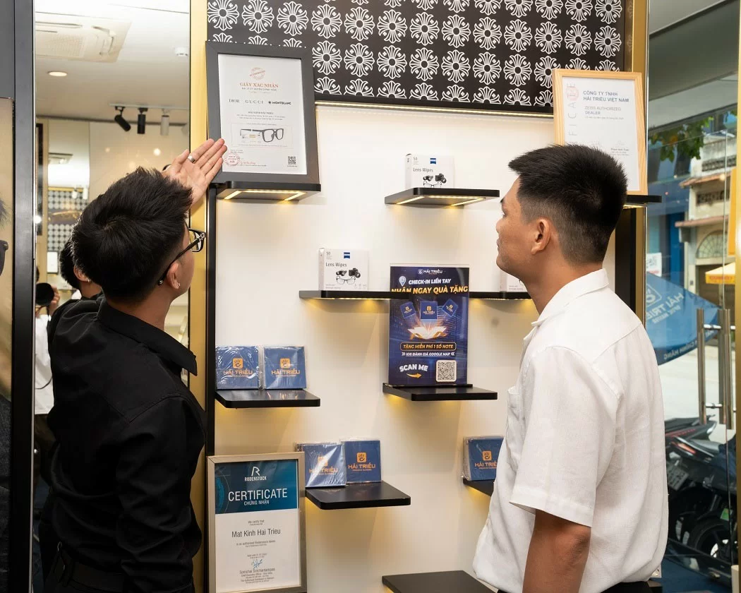 Giấy chứng nhận đại lý chính hãng được trưng bày tại mỗi showroom