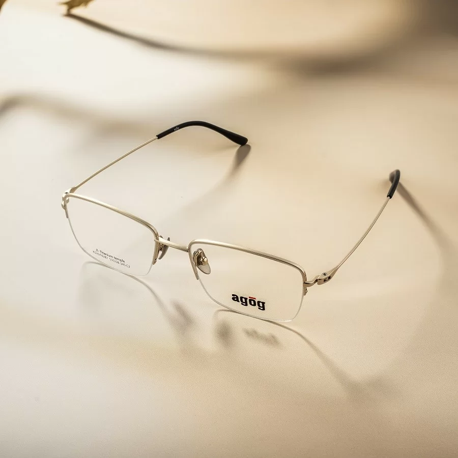 Người da ngăm nên chọn màu kính phù hợp với da như thế nào? Kính gọng vàng là đáp án hoàn hảo