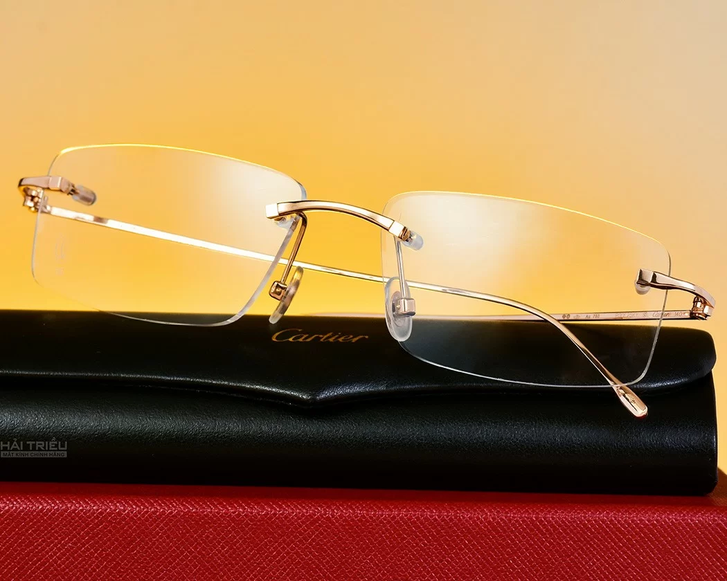 Vàng 18k là chất liệu thường xuyên được sử dụng để chế tác gọng kính