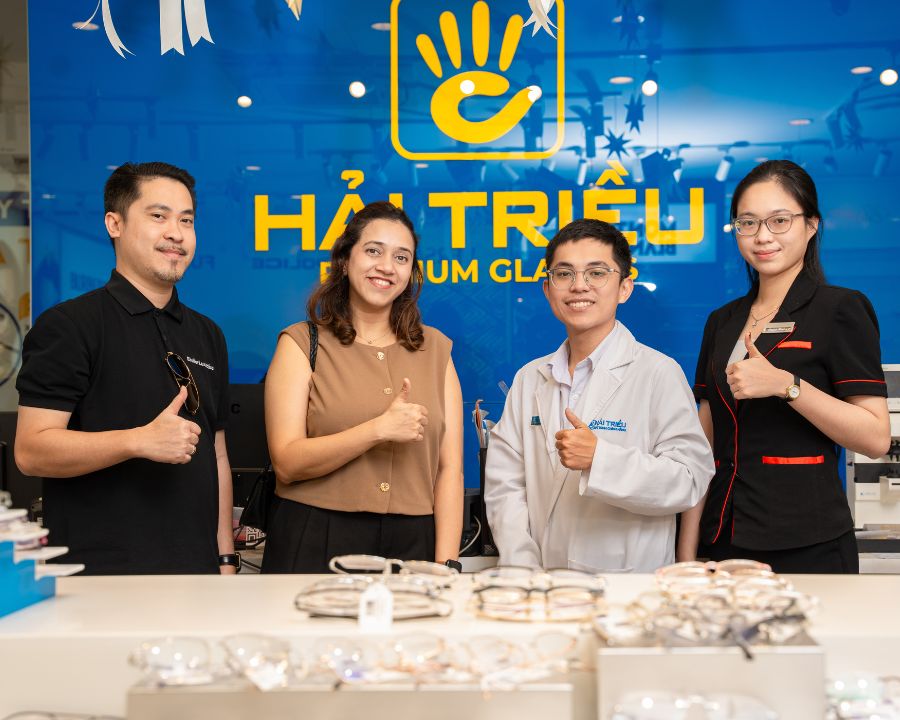 Kính Hải Triều vinh dự đón tiếp đại diện cấp cao của Essilor trong chuyến ghé thăm Việt Nam (2) Essilor kiểm chứng và bảo chứng: Kính Hải Triều xứng đáng là nơi khách hàng tin cậy