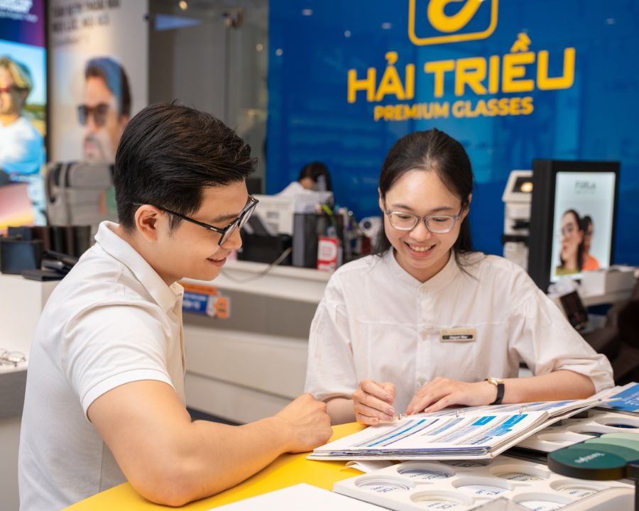 Kính Hải Triều vinh dự đón tiếp đại diện cấp cao của Essilor trong chuyến ghé thăm Việt Nam (10) Hai khóa đào tạo chuyên sâu vừa qua với các chuyên gia của hãng là cơ hội quý báu để đội ngũ Hải Triều nâng cao tay nghề