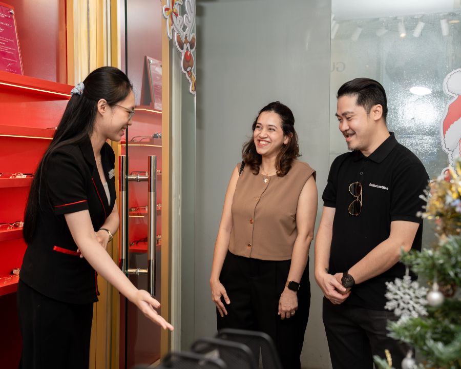 Kính Hải Triều vinh dự đón tiếp đại diện cấp cao của Essilor trong chuyến ghé thăm Việt Nam (3) Đội ngũ Hải Triều vinh dự đón tiếp đại diện cấp cao của Essilor Luxottica ghé thăm Showroom