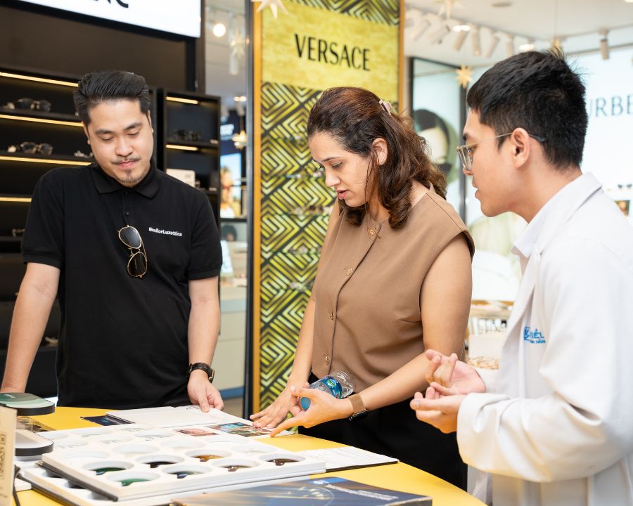 Kính Hải Triều vinh dự đón tiếp đại diện cấp cao của Essilor trong chuyến ghé thăm Việt Nam (5) Đại diện hãng trực tiếp trao nghiệm và chia sẻ quy trình tư vấn tròng kính cùng Cử Nhân Khúc Xạ Vương Anh Thọ