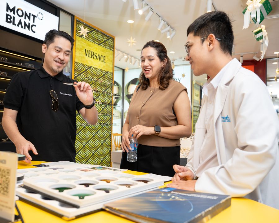 Kính Hải Triều vinh dự đón tiếp đại diện cấp cao của Essilor trong chuyến ghé thăm Việt Nam (6) Đại diện hãng trực tiếp trải nghiệm quy trình tư vấn tại Kính Hải Triều