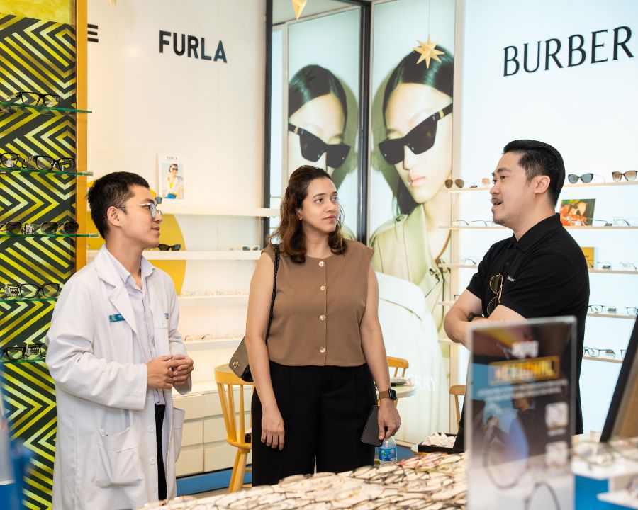 Kính Hải Triều vinh dự đón tiếp đại diện cấp cao của Essilor trong chuyến ghé thăm Việt Nam (7) Đại diện hãng trao đổi cùng trưởng bộ phận đo mắt anh Vương Anh Thọ