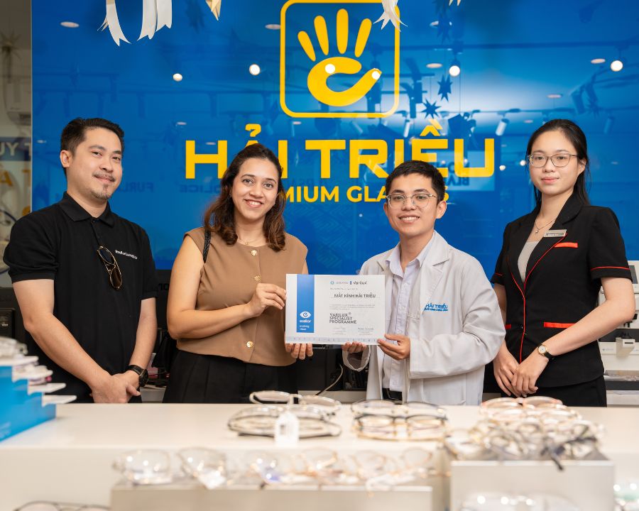 Essilor trao tặng chứng nhận đào tạo cho Kính Hải Triều