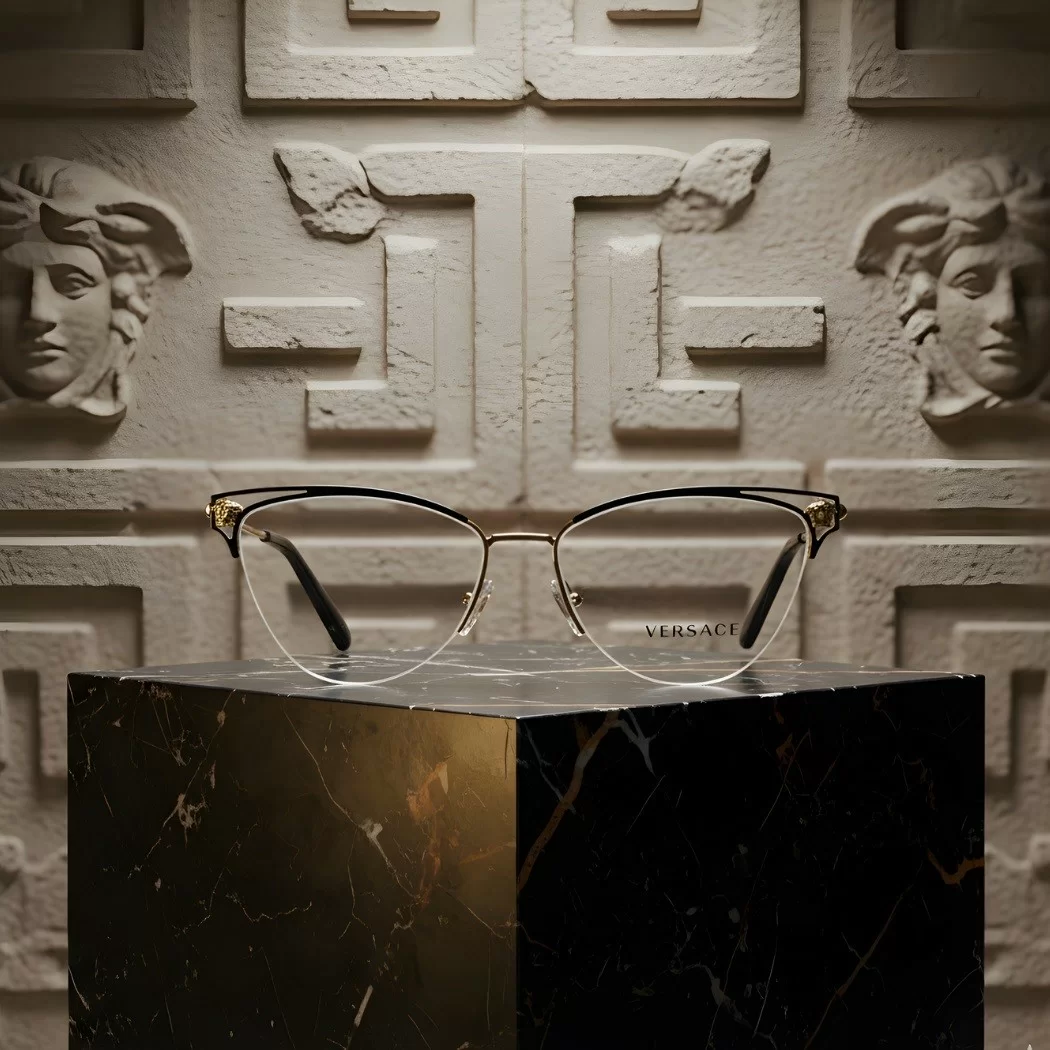 Mỗi chiếc kính Versace là biểu tượng của sự sang trọng và quyền quý