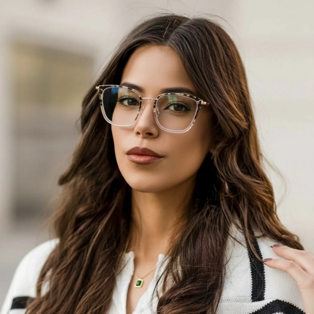 Bảng màu trong suốt đang thống trị xu hướng kính mắt mèo trong năm nay