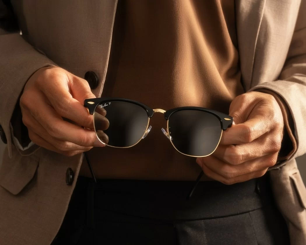 Dòng kính Browline, thường được biết đến rộng rãi tại Việt Nam với tên gọi "Clubmaster", là một biểu tượng của thiết kế giữa thế kỷ 20