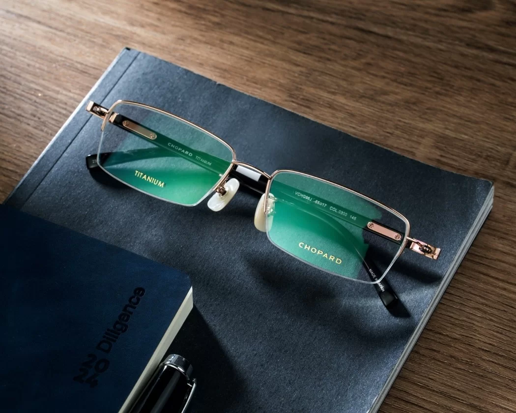 Trong phân khúc kính nửa gọng, đặc biệt là loại xẻ cước, sự tương thích giữa vật liệu gọng và tròng kính đóng vai trò sống còn đối với độ bền và trải nghiệm người dùng