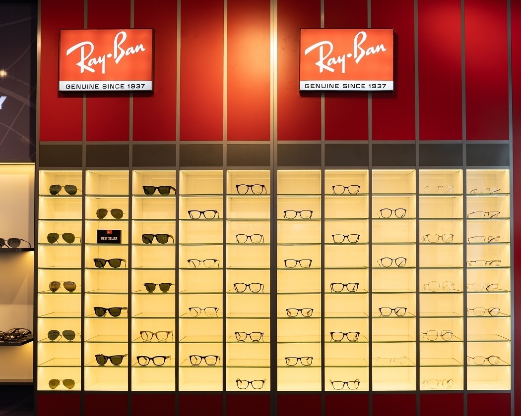 Không gian mua sắm sang trọng bên trong showroom Kính Hải Triều