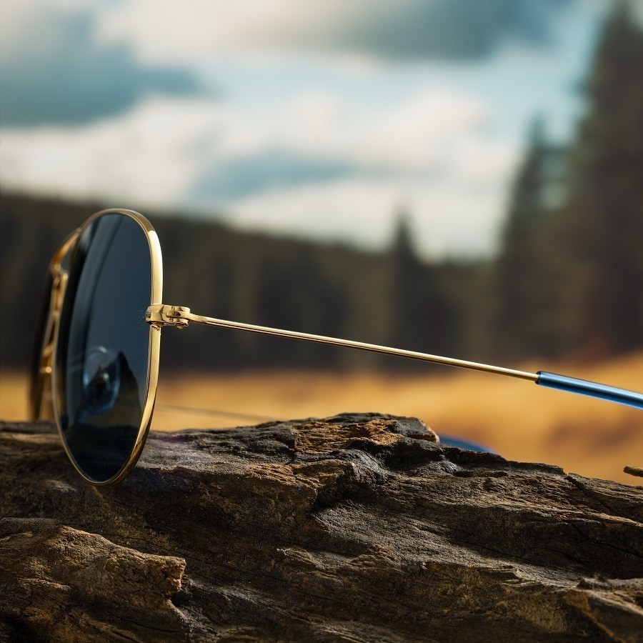 Sự kết hợp mới lạ giữa gọng Arista Gold và tròng kính xanh dương