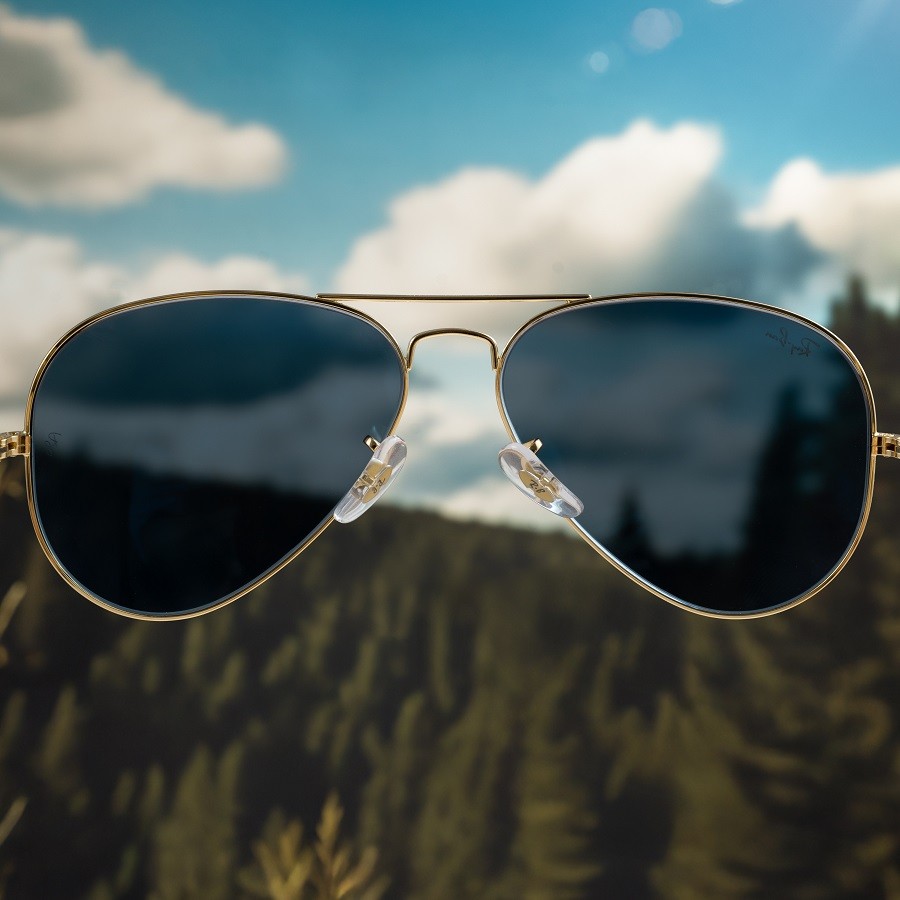 Tròng xanh dương mang đến trải nghiệm thị giác mới lạ, giúp làm dịu mắt