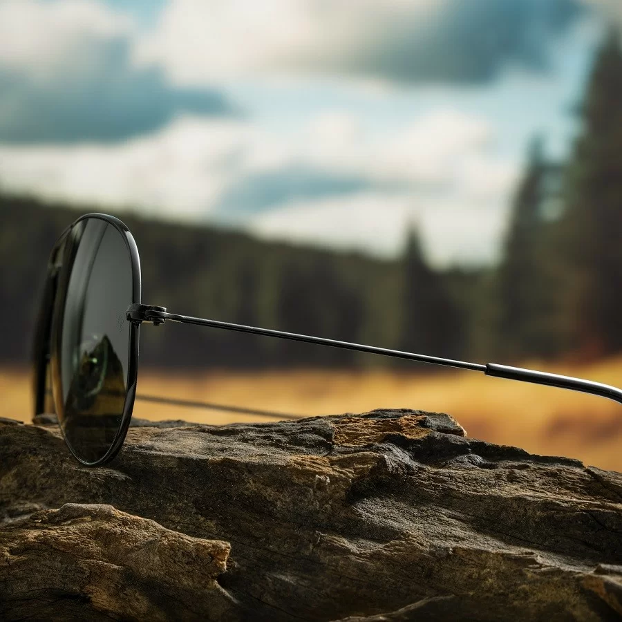 Sắc đen trên phần tròng và gọng tạo chiều sâu và thẩm mỹ cuốn hút cho mẫu kính này