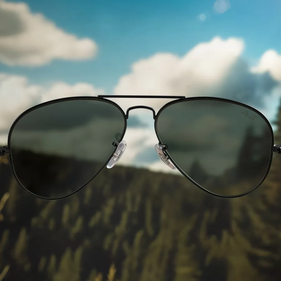 Phối màu full black giúp mẫu kính không bị cuốn vào dòng chảy của xu hướng thời trang