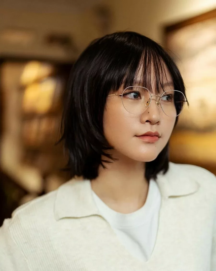 Mặt nhỏ nên đeo kính gì? Gọng tròn mảnh là câu trả lời hoàn hảo nhất