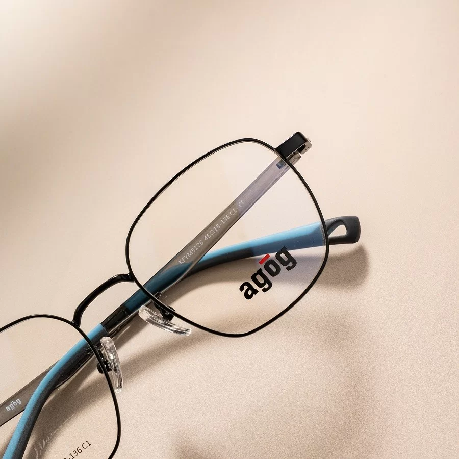 Mặt tròn vuông đeo kính gì? Gợi ý 4 kiểu gọng phù hợp với khuôn mặt "lai" (3) Không nên chọn những kiểu dáng góc cạnh, thay vào đó nên ưu tiên các kiểu dáng có đường bo mềm mại