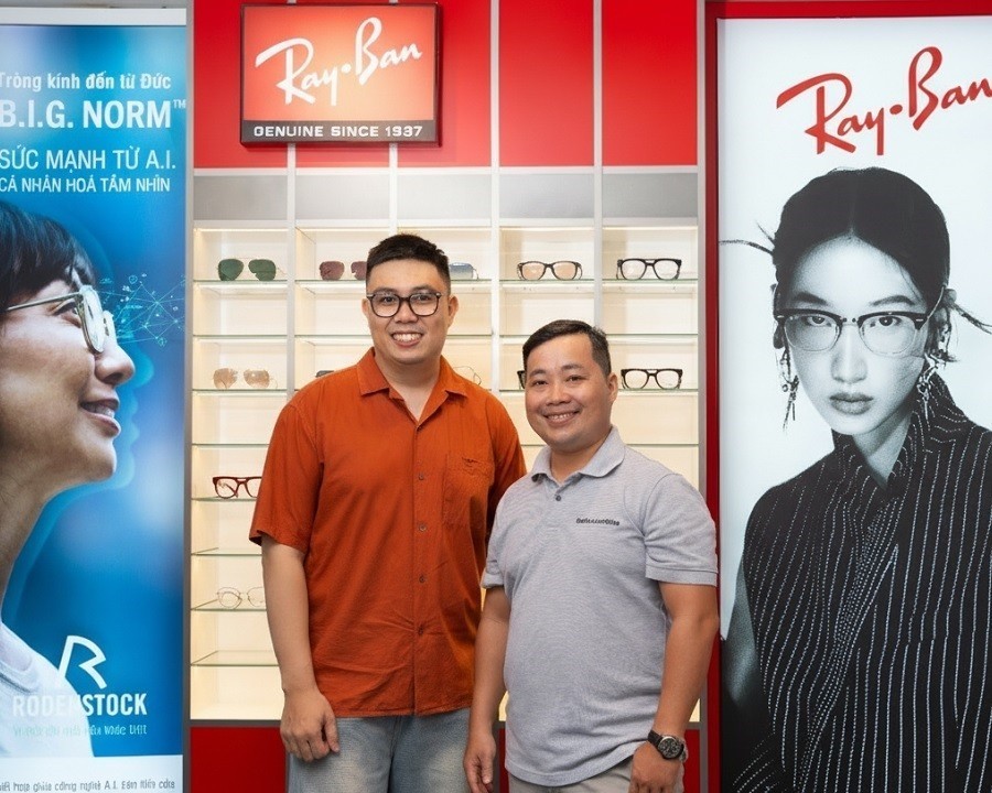 Kính Hải Triều xuất hiện trên Store Locator của RayBan (10) Đại diện từ tập đoàn Essilor Luxottica đến thăm Kính Hải Triều