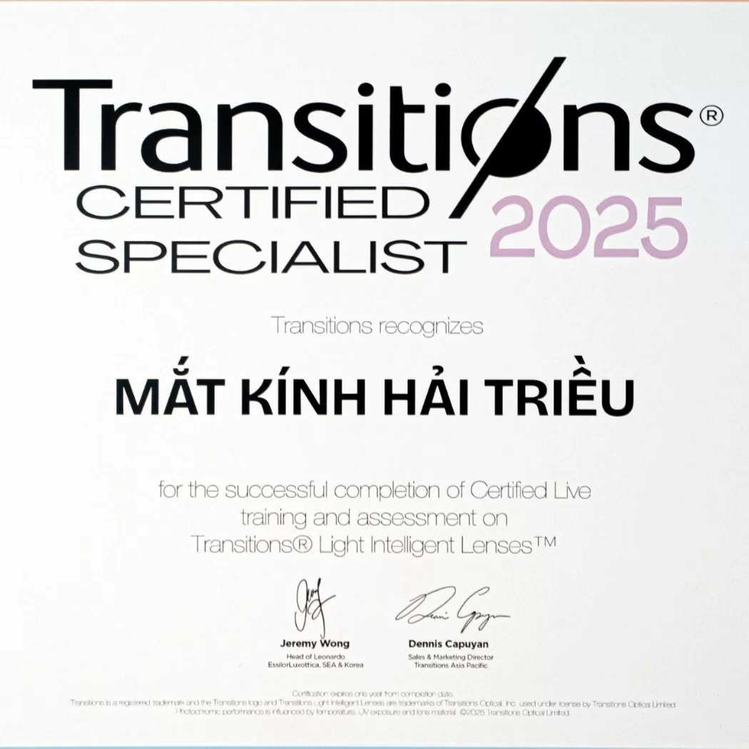 Kính Hải Triều nhận Certificate Transitions Studio Expert từ Essilor