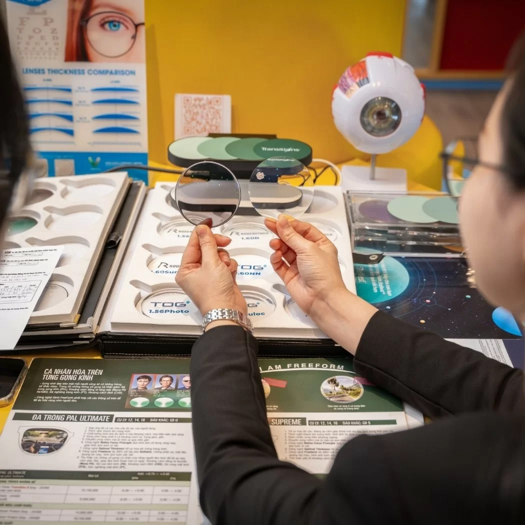 Nhân viên tư vấn sẽ test thử màu sắc trực tiếp tại cửa hàng