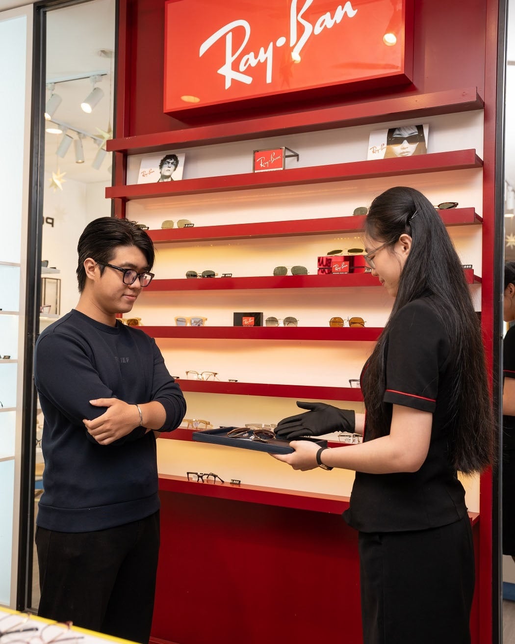 Kính Hải Triều hiện là đại lý chính hãng ủy quyền của thương hiệu RayBan