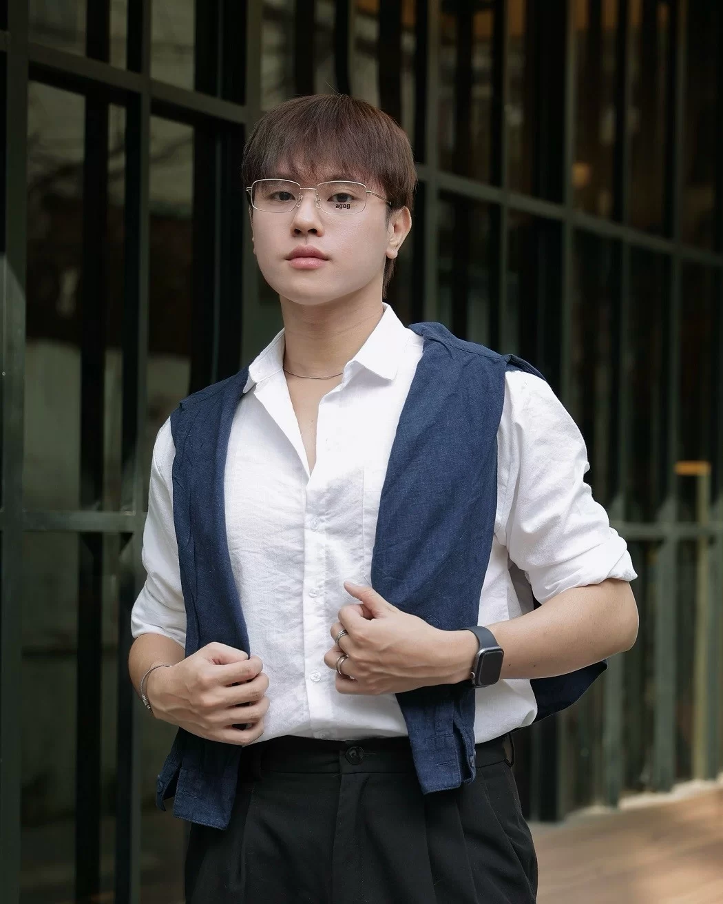 Nam giới mặt tròn cần chọn những dáng gọng vuông, chữ nhật để tạo sự cân bằng