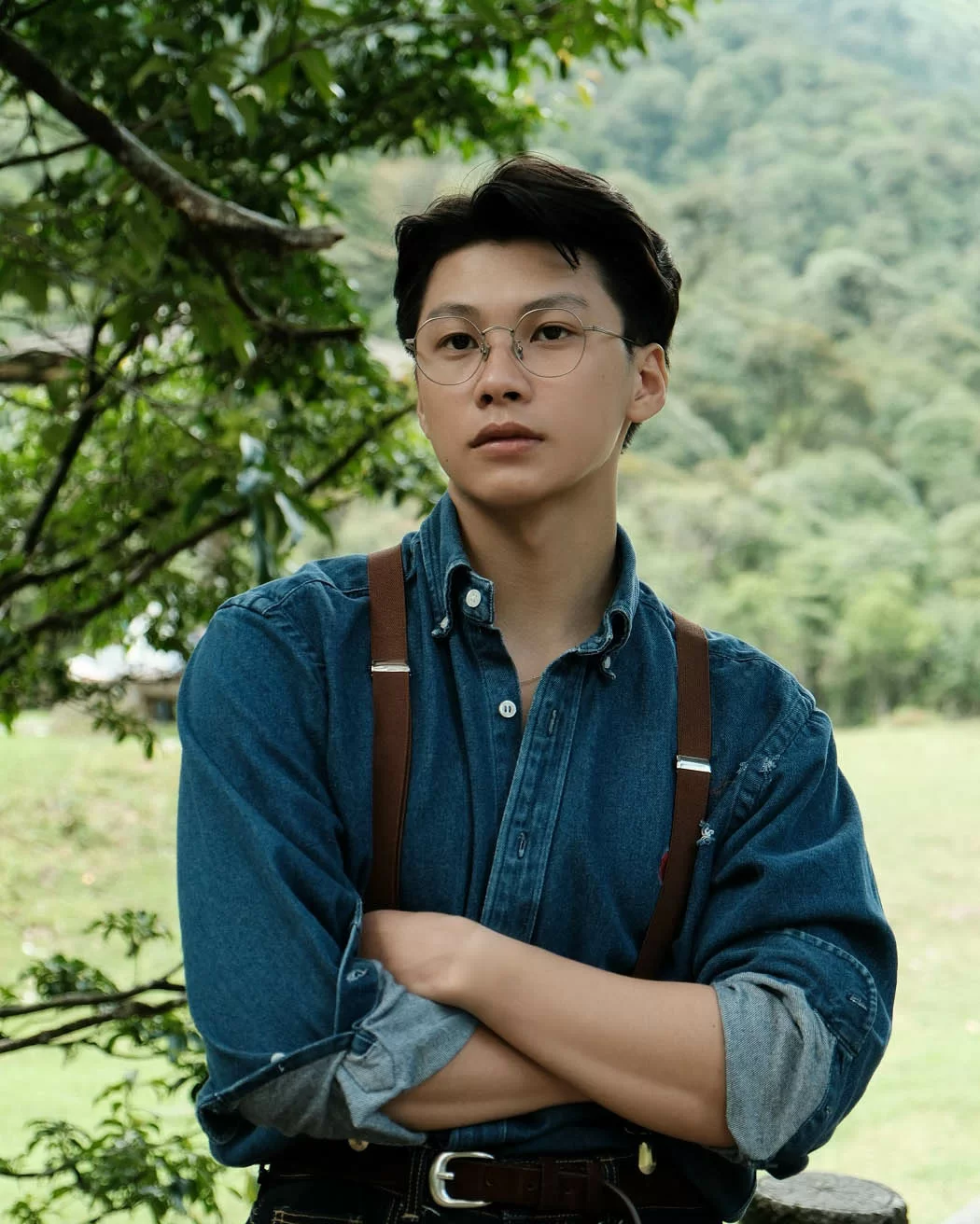 Với nam giới mặt vuông, cần làm mềm các đường nét góc cạnh với các kiểu dáng kính mềm mại