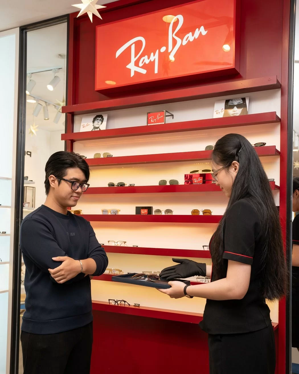 Khách hàng mua sắm gọng kính cận RayBan tại Hải Triều