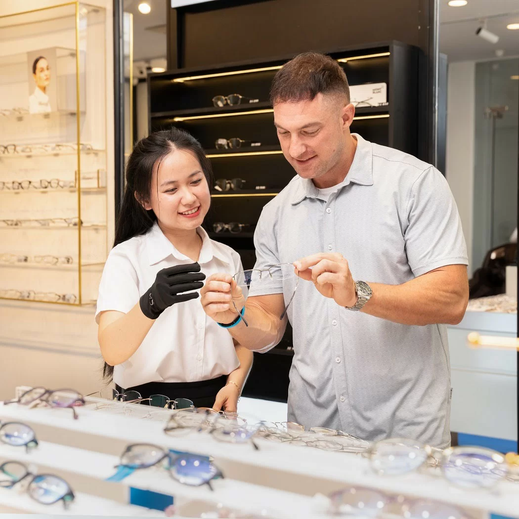 Khách hàng mua sắm tại Kính Hải Triều luôn có sự đồng hành của đội ngũ chuyên gia