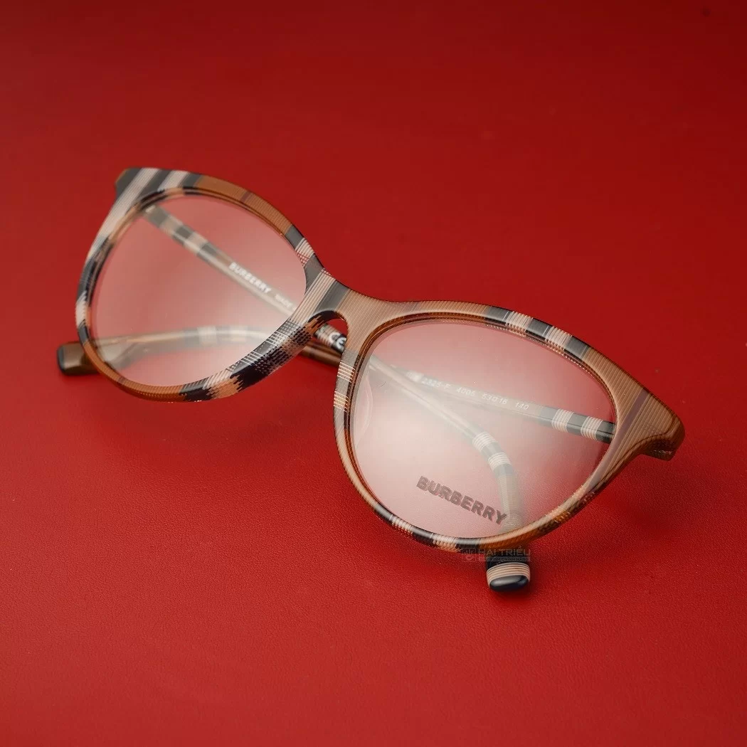 Gọng Burberry cân bằng giữa sự chỉn chu và tinh tế