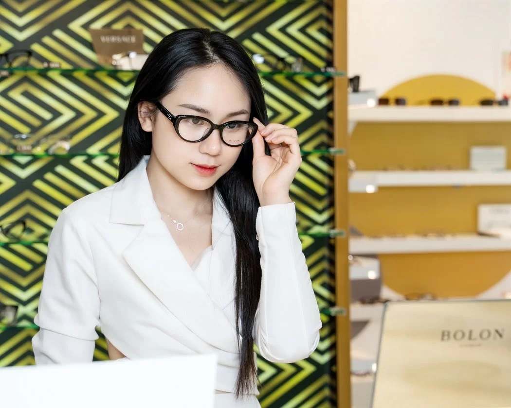 Gọng kính cận Bolon có thiết kế phù hợp với gương mặt của phụ nữ châu Á