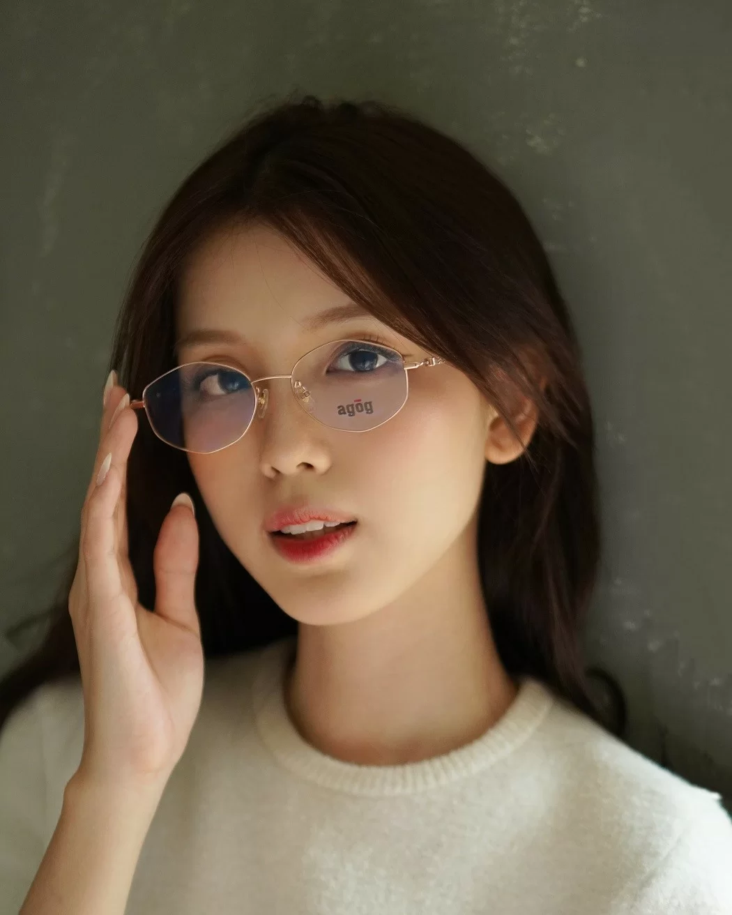 Xu hướng gọng kính cận nữ 2026 chứng kiến sự lên ngôi của các kiểu dáng oval hẹp