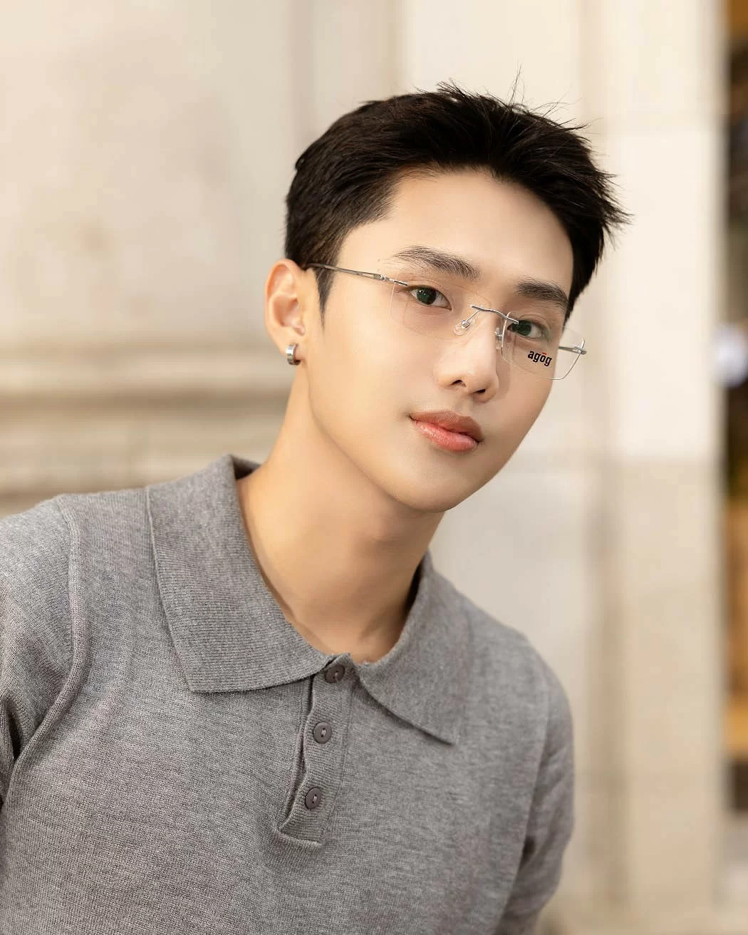 Gọng kính hình chữ nhật cũng là lựa chọn không tồi dành cho người mặt trái xoan