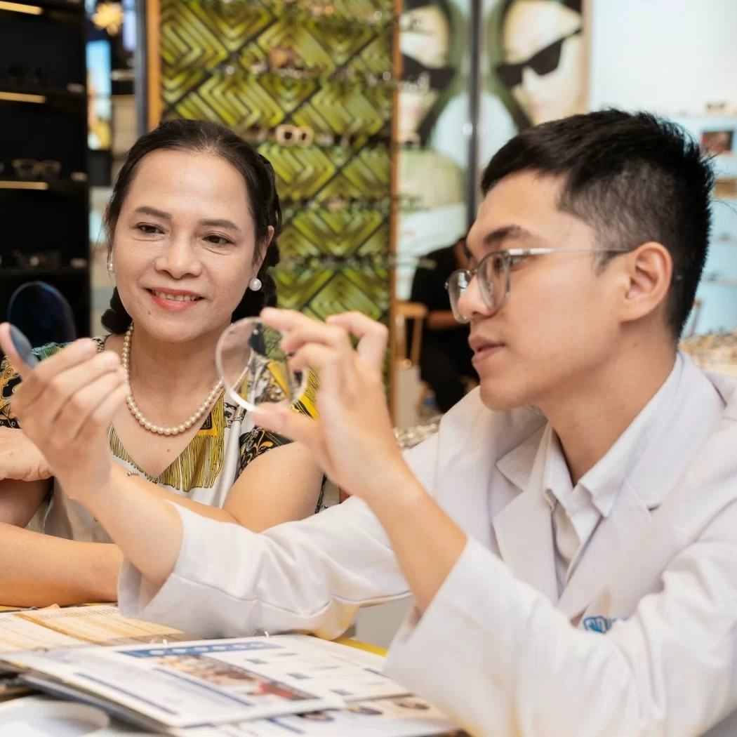 Về mặt kinh tế ngắn hạn, kính hai tròng rẻ hơn, nhưng về giá trị sử dụng và thẩm mỹ, kính đa tròng là cuộc cách mạng thực sự