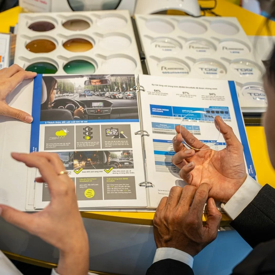 Loại tròng kính nào cũng có ưu và nhược điểm riêng, chỉ cần biết cách khắc phục bạn sẽ sử dụng một cách dễ dàng