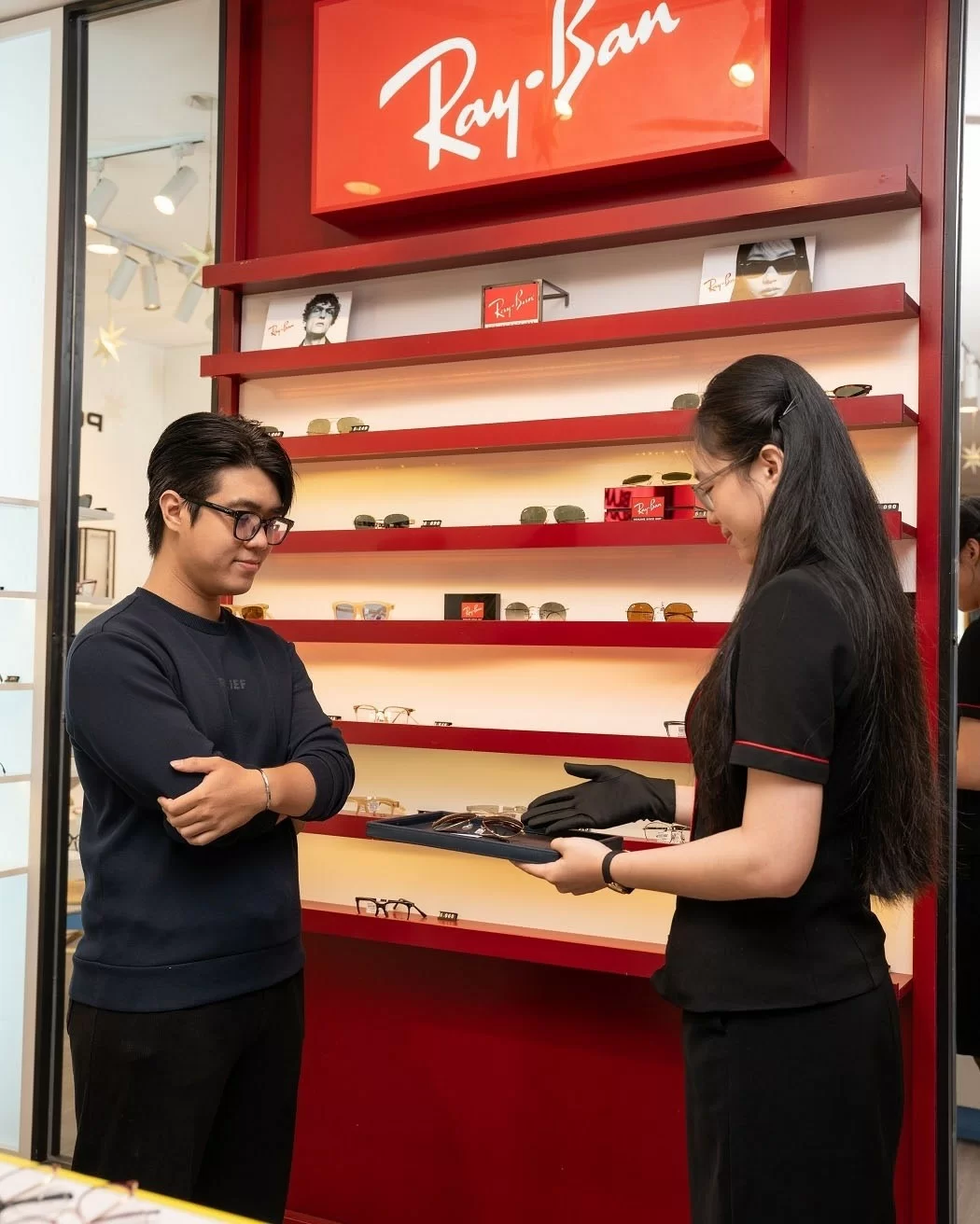 Khách hàng mua kính RayBan luôn có sự đồng hành của đội ngũ chuyên gia