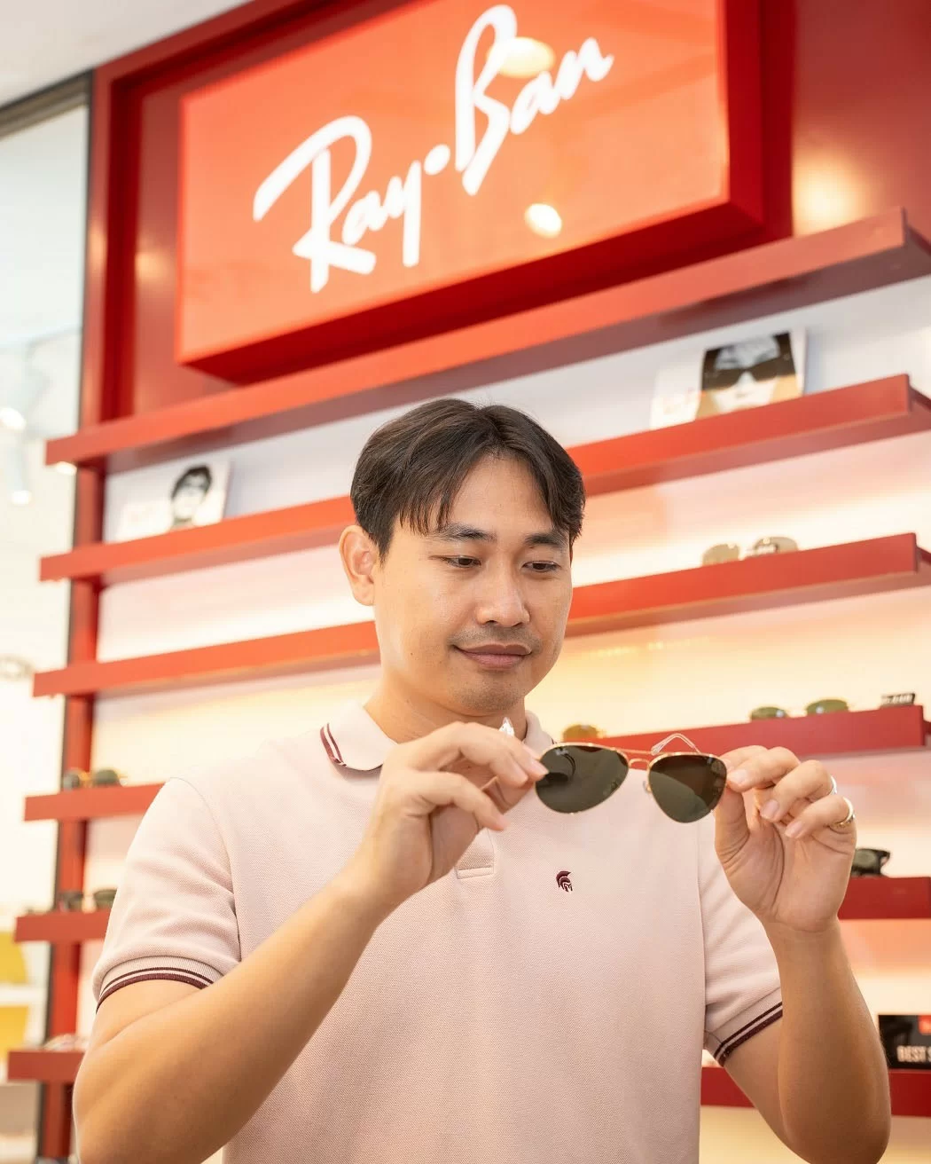 Khách hàng trải nghiệm mua sắm tại showroom Hải Triều