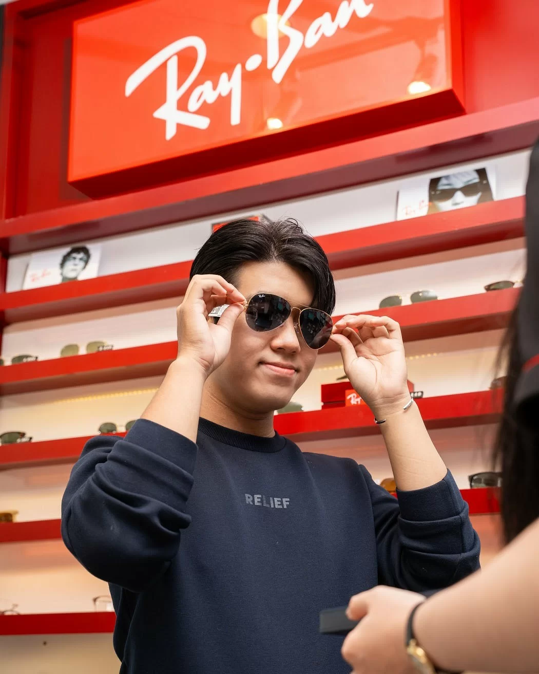 Khách hàng trải nghiệm mua sắm tại showroom Hải Triều