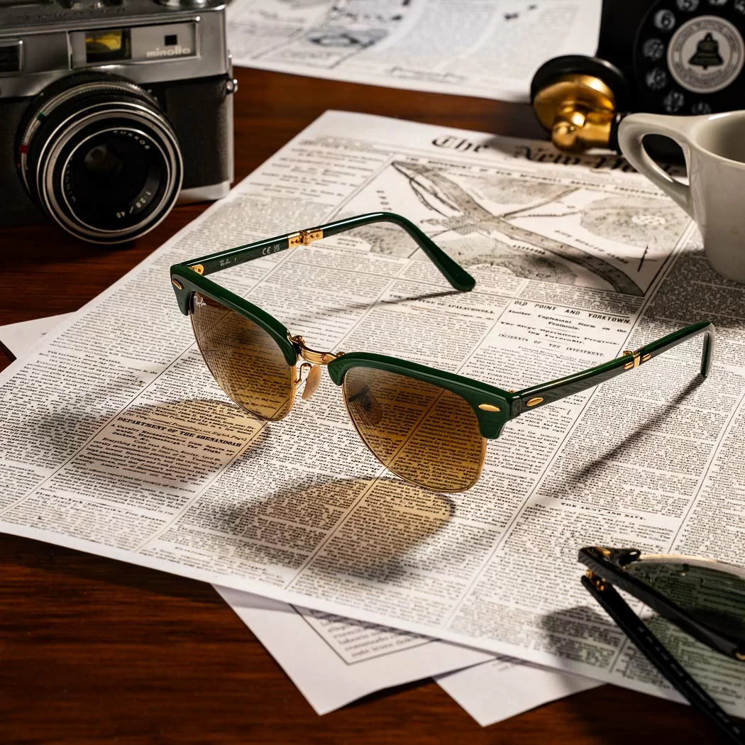 Tròng kính nâu kết hợp cùng phần gọng xanh lá mang đến nét vẻ ngoài đầy sự hoài cổ