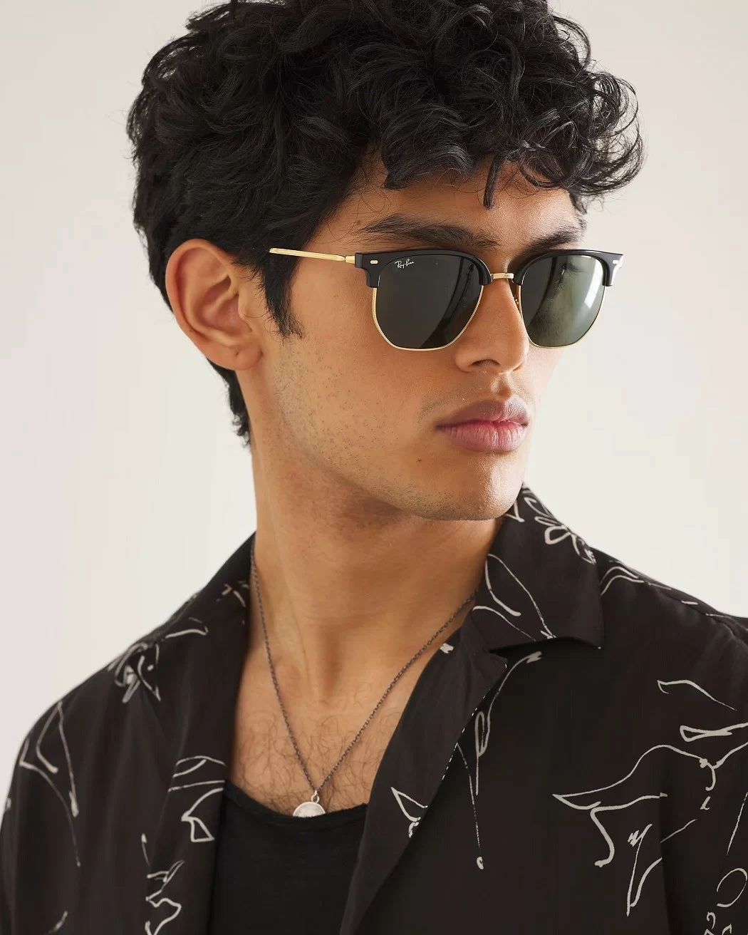 RayBan Clubmaster hợp với dáng mặt có nhiều đường nét góc cạnh và khuôn mặt dài