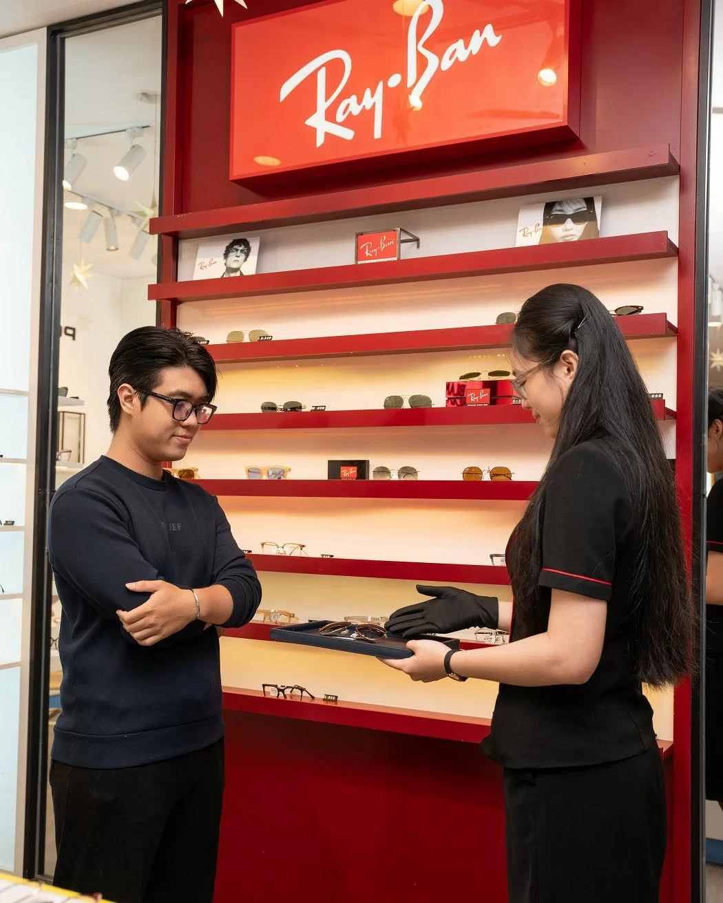Khách hàng trải nghiệm mua sắm mắt kính RayBan Clubmaster tại showroom Kính Hải Triều