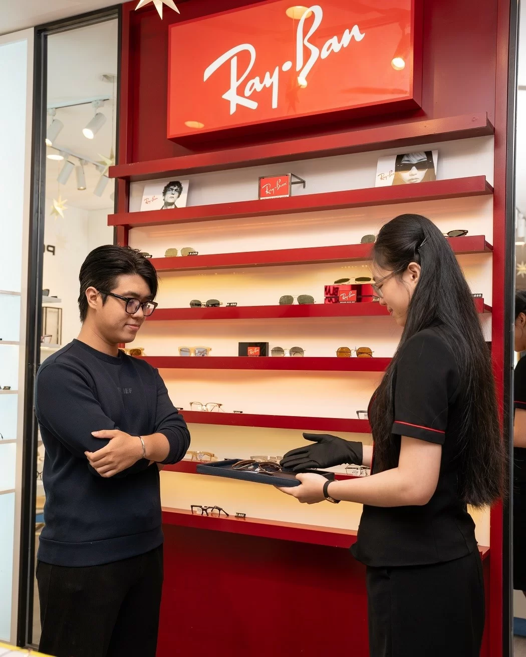Khách hàng trải nghiệm mua sắm kính RayBan tại showroom Hải Triều