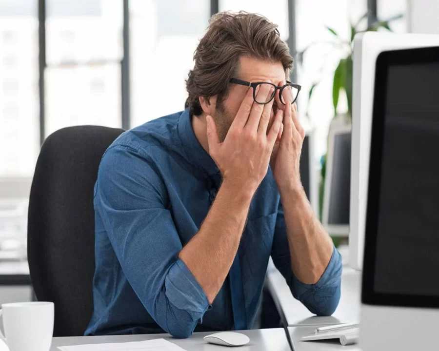 Bí quyết chọn gọng kính cho người cận nặng từ chuyên gia (2) Kính quá nặng gây ra áp lực và sự khó chịu cho người đeo