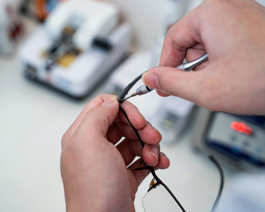 Với gọng kim loại, bạn cần xác định vị trí ốc vít để có thể tháo tròng ra khỏi gọng