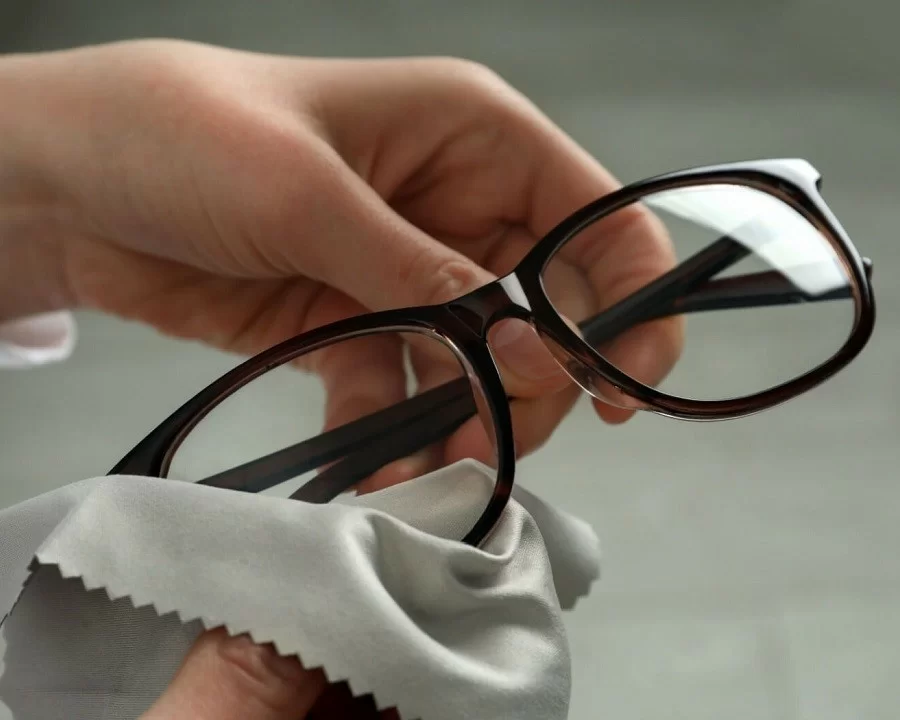 cach thao mat kinh ra khoi gong an toan de lam tai nha 5