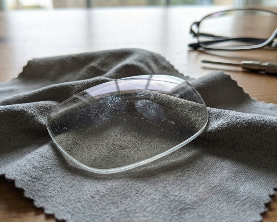 Nên bảo quản tròng kính sau khi tháo lắp trên vải Micro Fiber