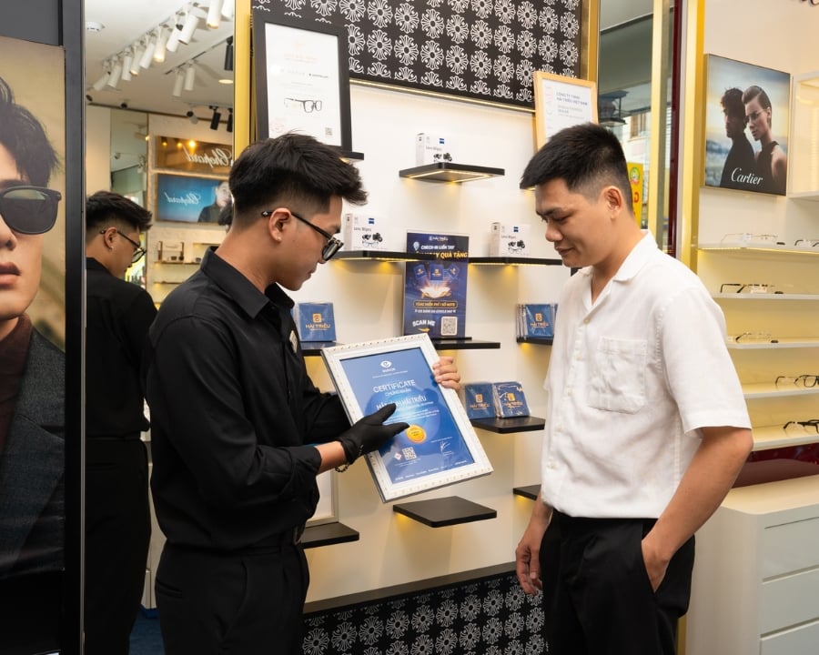 Giấy chứng nhận đại lý uỷ quyền được trưng bày tại showroom Hải Triều