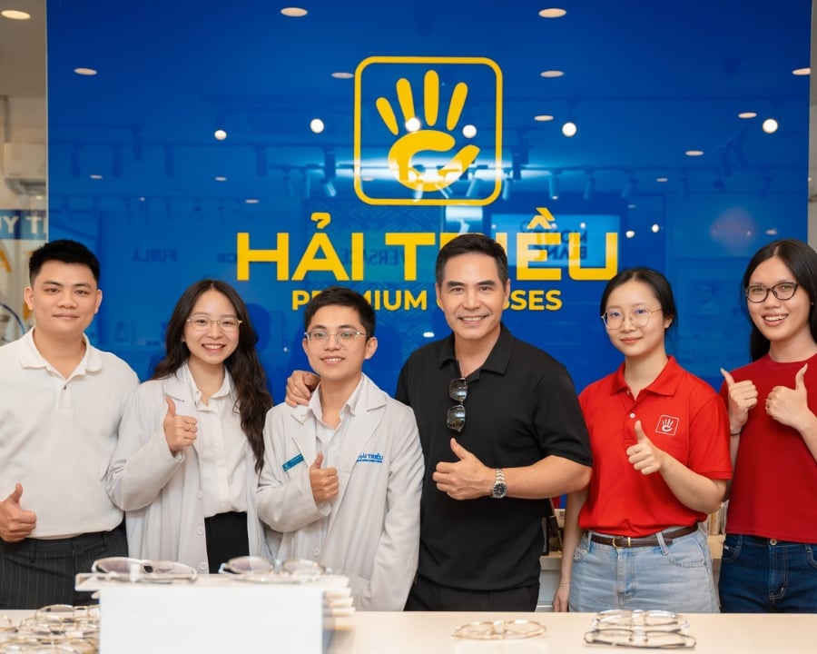 Diễn viên Trung Dũng mua mắt kính tại Kính Hải Triều