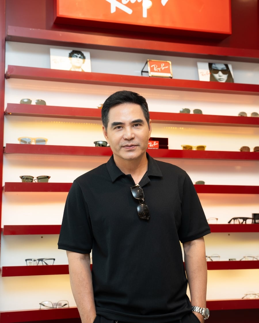 Diễn viên Trung Dũng chụp hình trước tủ RayBan