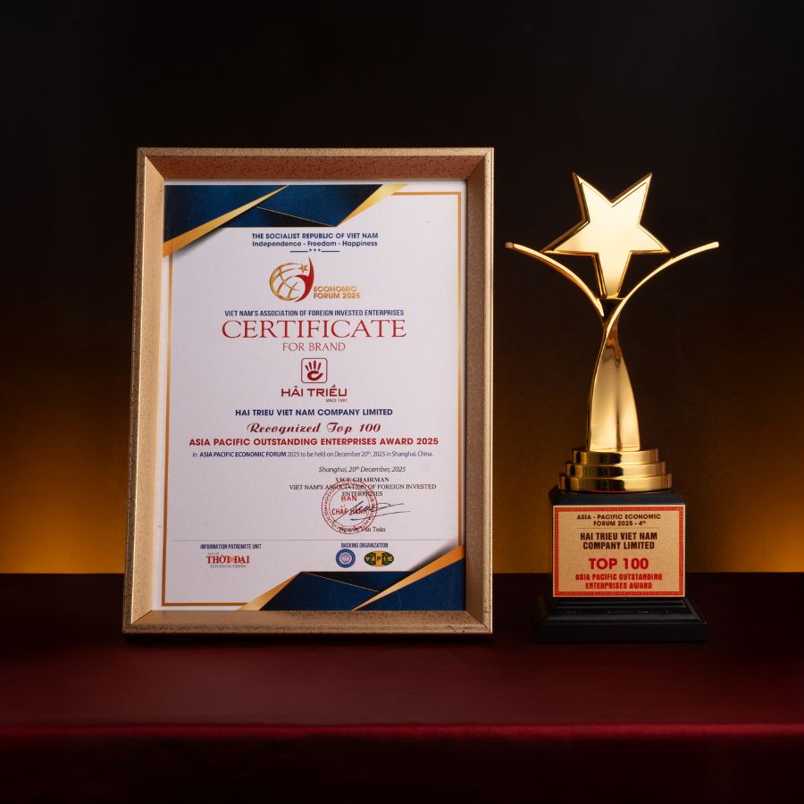 Cúp và giấy chứng nhận từ giải thưởng Asia Pacific Outstanding Enterprises